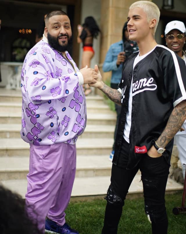 bao justin bieber and dj khaled were surprised when a wealthy fan gave them a rolls royce wraith while they were on tour in dubai 654b4d4b51f06 Justin Bieber And Dj Khaled Were Surprised When A Wealthy Fan Gave Them A Rolls-royce Wraith While They Were On Tour In Dubai.