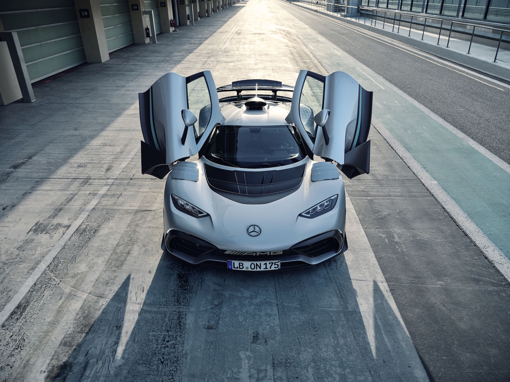 bao kanye west astonished the entire world by gifting justin bieber a mercedes amg project one supercar to celebrate the birth of his first son and express gratitude for their collaboration on the upcoming music video 65415c0521a0e Kanye West Astonished The Entire World By Gifting Justin Bieber A Mercedes-amg Project One Supercar To Celebrate The Birth Of His First Son And Express Gratitude For Their Collaboration On The Upcoming Music Video.