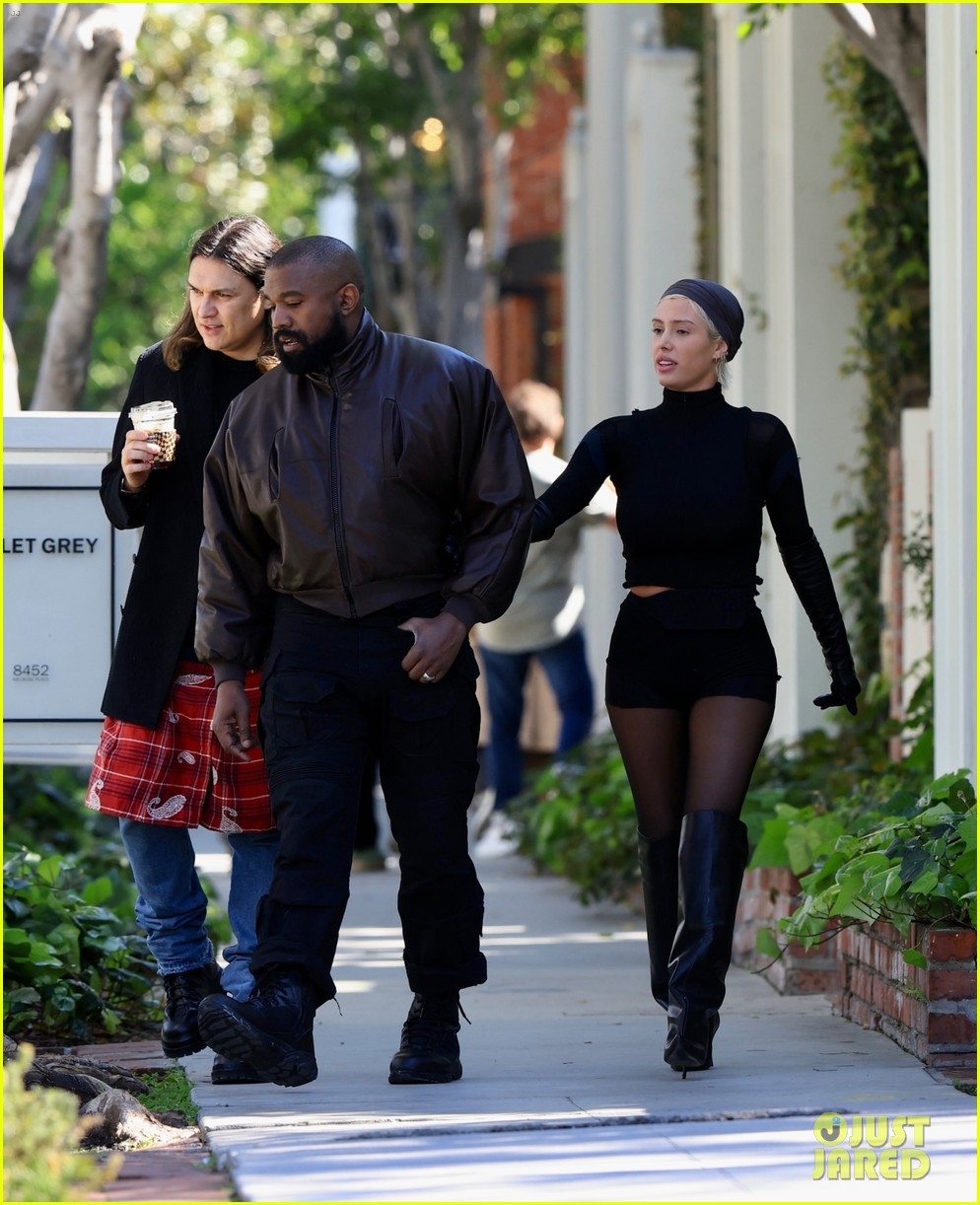 bao kim kardashian and everyone were taken aback by kanye west and his wife as they showcased their winter streetwear collection 654ea9afc5809 Kim Kardashian And Everyone Were Taken Aback By Kanye West And His Wife As They Showcased Their Winter Streetwear Collection.