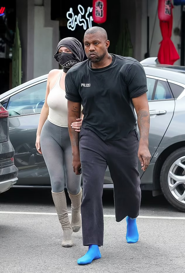 bao kim kardashian and everyone were taken aback by kanye west and his wife as they showcased their winter streetwear collection 654ea9b054551 Kim Kardashian And Everyone Were Taken Aback By Kanye West And His Wife As They Showcased Their Winter Streetwear Collection.