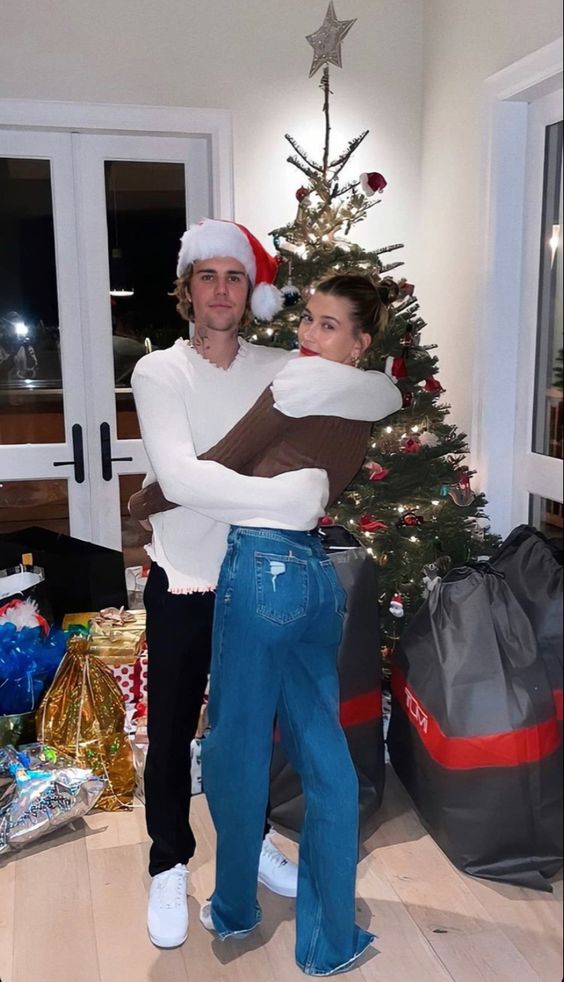 lamtac justin bieber shared about his wife hailey baldwin when he decorated the christmas tree making millions of people admire 654fa5dac4eeb Justin Bieber Shared About His Wife Hailey Baldwin When He Decorated The Christmas Tree, Making Millions Of People Admire