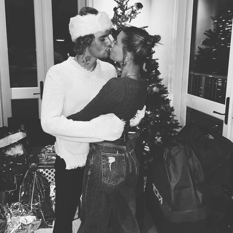 lamtac justin bieber shared about his wife hailey baldwin when he decorated the christmas tree making millions of people admire 654fa5dcabf08 Justin Bieber Shared About His Wife Hailey Baldwin When He Decorated The Christmas Tree, Making Millions Of People Admire