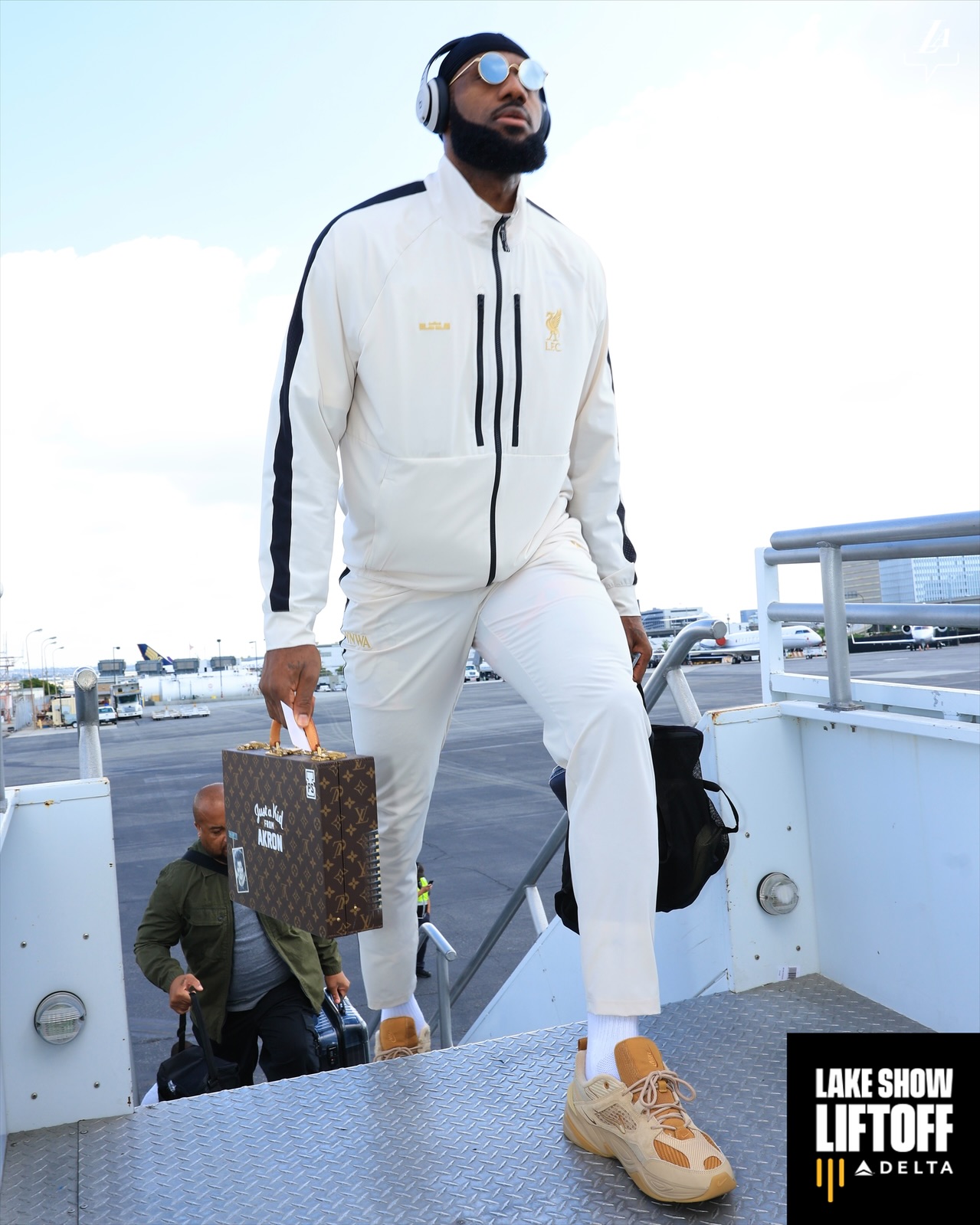 likhoa admire and discover lebron james outfits that come out every time he gets on a plane bringing inspiration for winter spring fashion 6544c83b3dac7 Admire And Discover Lebron James' Outfits That Come Out Every Time He Gets On A Plane, Bringing Inspiration For Winter-spring 2024 Fashion