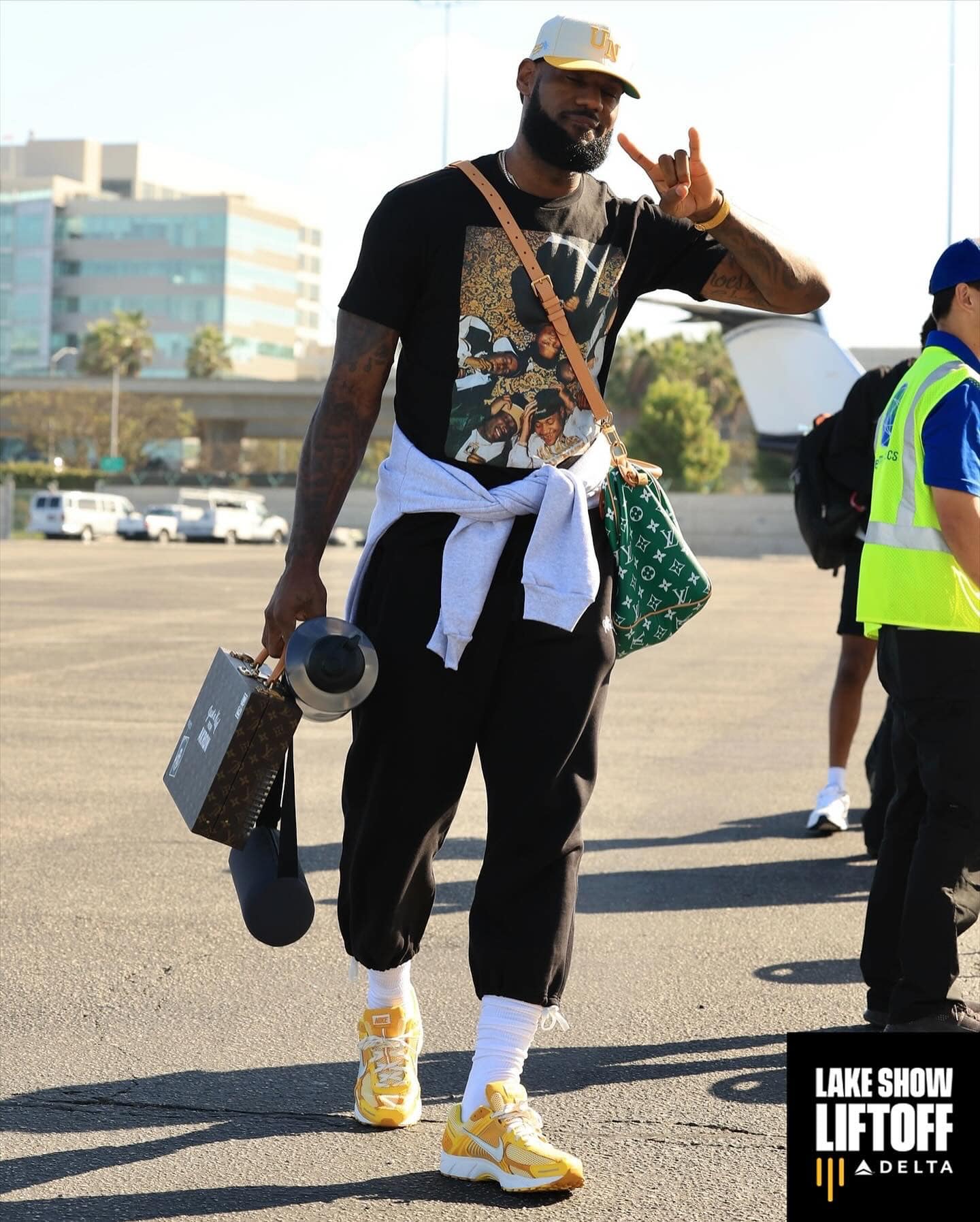 likhoa admire and discover lebron james outfits that come out every time he gets on a plane bringing inspiration for winter spring fashion 6544c83eba158 Admire And Discover Lebron James' Outfits That Come Out Every Time He Gets On A Plane, Bringing Inspiration For Winter-spring 2024 Fashion