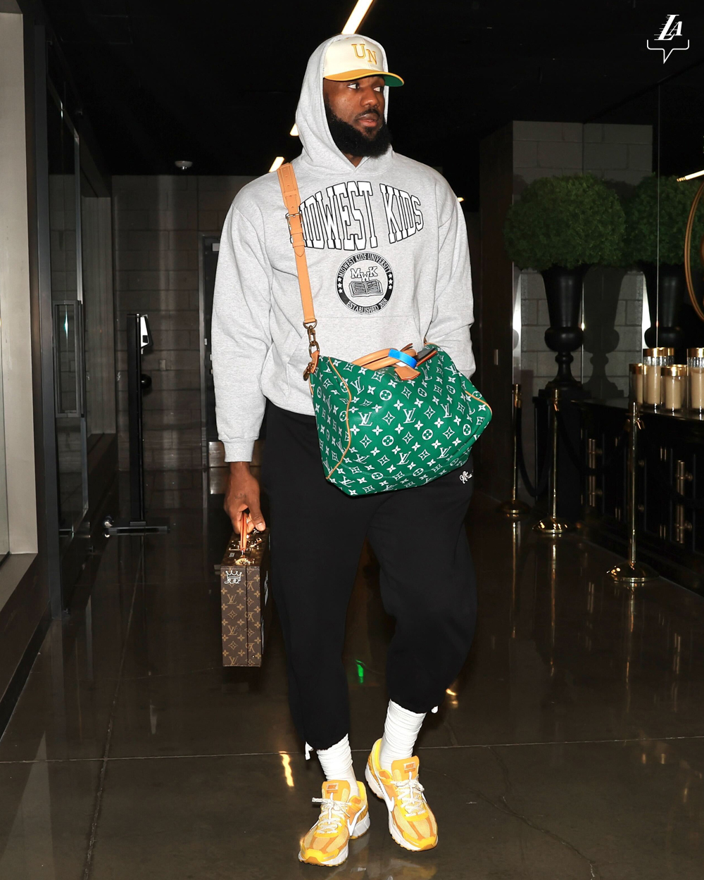 likhoa admire and discover lebron james outfits that come out every time he gets on a plane bringing inspiration for winter spring fashion 6544c84072e56 Admire And Discover Lebron James' Outfits That Come Out Every Time He Gets On A Plane, Bringing Inspiration For Winter-spring 2024 Fashion