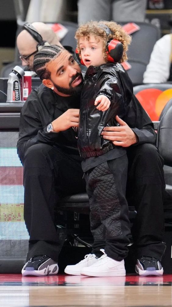 Drake's Son Expresses Pride As His Father Receives The 2023 Billboard Award, Creating A Heartwarming Picture With His Mother 213 likhoa drake s son expresses pride as his father receives the billboard award creating a heartwarming picture with his mother 6543a00232a2e Drake's Son Expresses Pride As His Father Receives The 2023 Billboard Award, Creating A Heartwarming Picture With His Mother