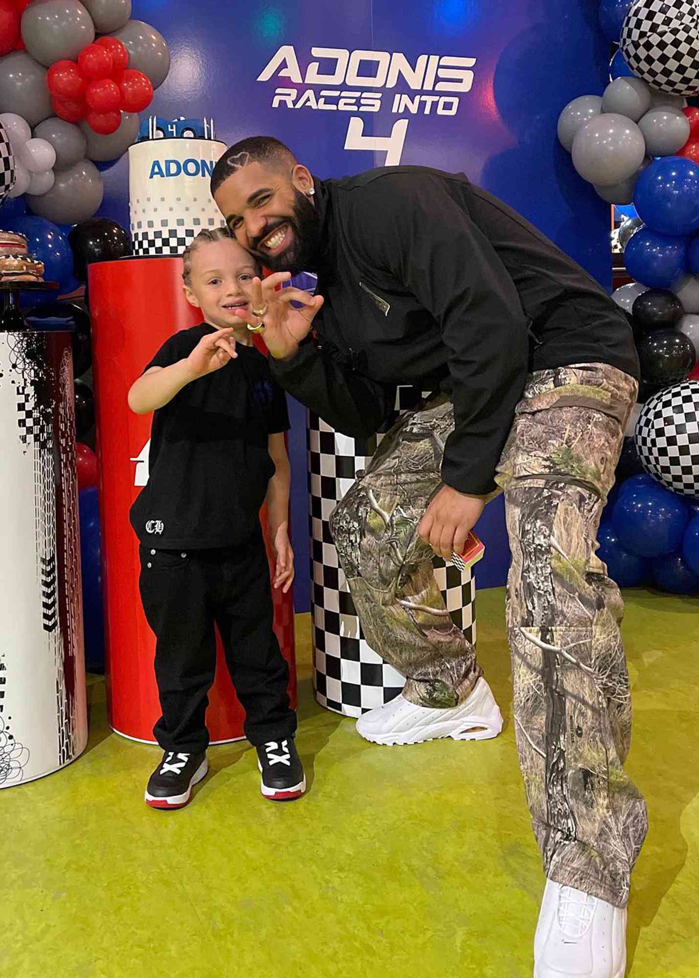 likhoa fans caught the moment drake took his son adonis and sophie brussaux to enjoy a happy time at the end of the year when christmas is near 655dc853f3427 Fans Caught The Moment Drake Took His Son Adonis And Sophie Brussaux To Enjoy A Happy Time At The End Of The Year When Christmas Is Near