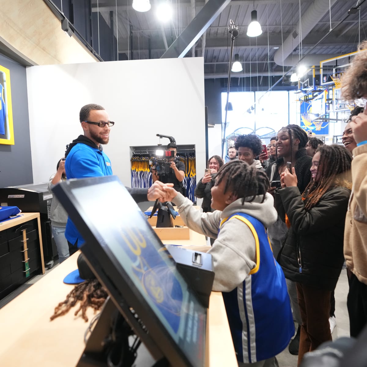 Warriors' Stephen Curry receives a special honor for his volunteer work