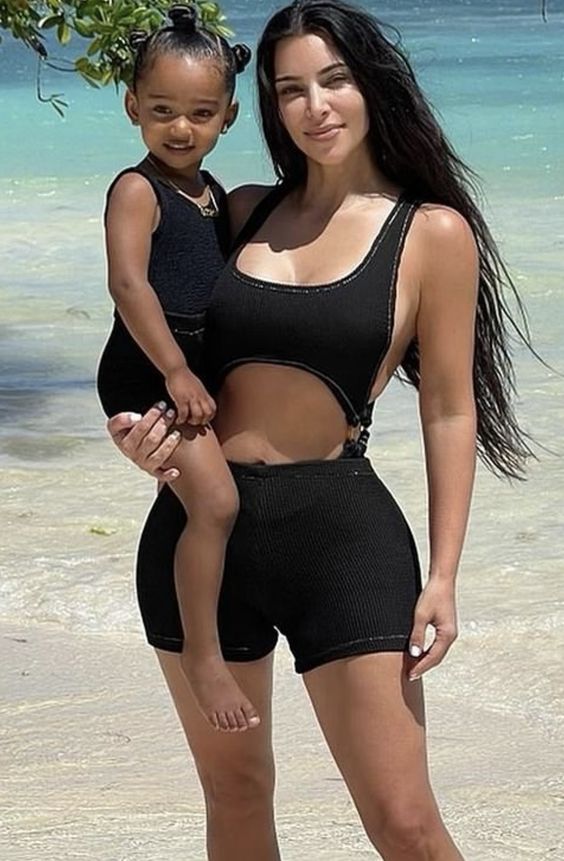 likhoa kim kardashian surprises everyone with sweet beach photos featuring little chicago 65420e8af1fcd Kim Kardashian Surprises Everyone With Sweet Beach Photos Featuring Little Chicago