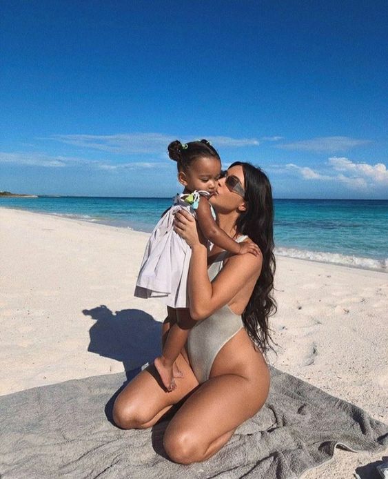 likhoa kim kardashian surprises everyone with sweet beach photos featuring little chicago 65420e8e8275d Kim Kardashian Surprises Everyone With Sweet Beach Photos Featuring Little Chicago