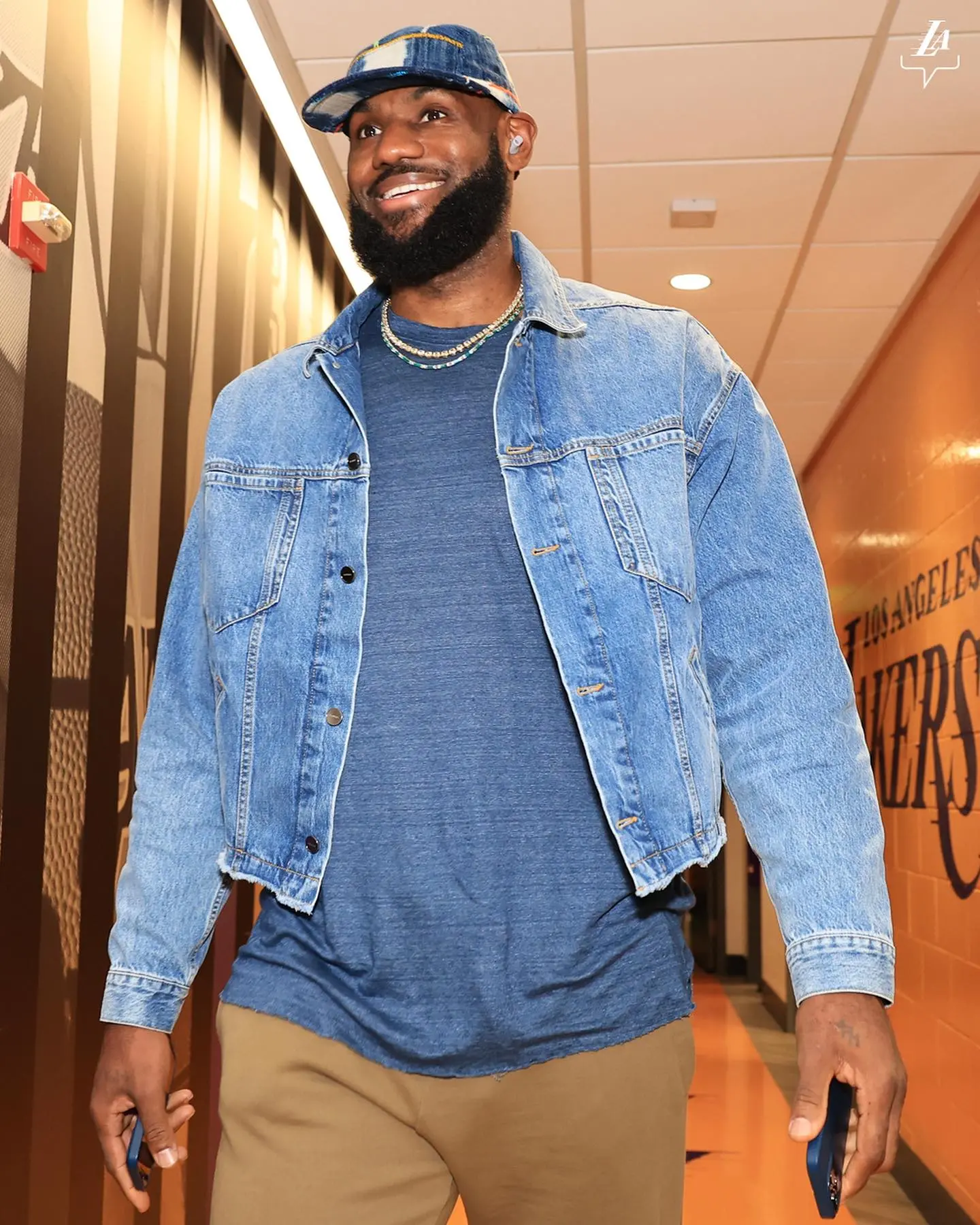 likhoa lebron james and lakers team showcase distinctive fashion ensembles captivating fan enthusiasm 6547c6fdf0ffe Lebron James And Lakers Team Showcase Distinctive Fashion Ensembles, Captivating Fan Enthusiasm