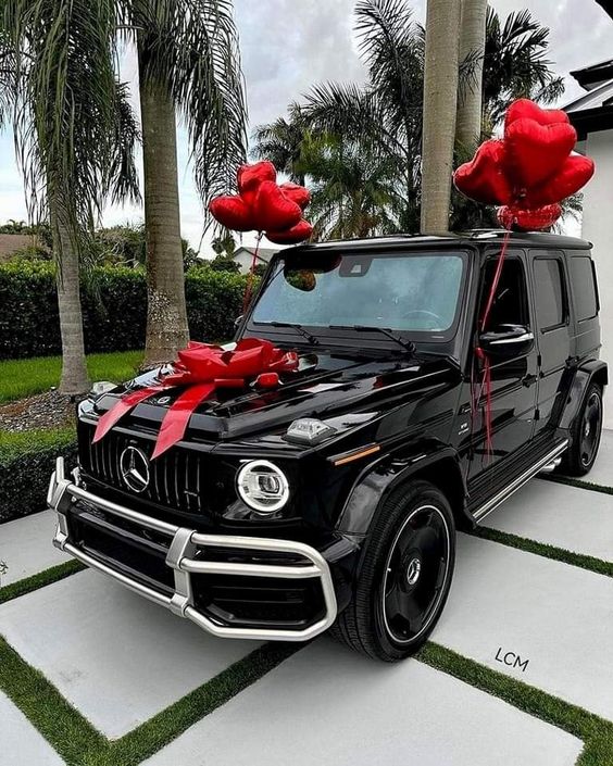 likhoa lebron james sweetly gave his wife savannah a limited edition mercedes g edition on the occasion of their st wedding anniversary making everyone admire 654734397572b Lebron James Sweetly Gave His Wife Savannah A Limited Edition Mercedes G63 Edition On The Occasion Of Their 21st Wedding Anniversary, Making Everyone Admire.