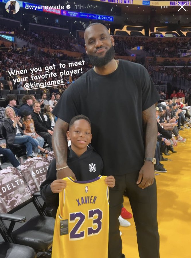 likhoa nba star lebron james is not only talented but also kind when taking pictures with fans 655775ab4d900 Nba Star Lebron James Is Not Only Talented But Also Kind When Taking Pictures With Fans