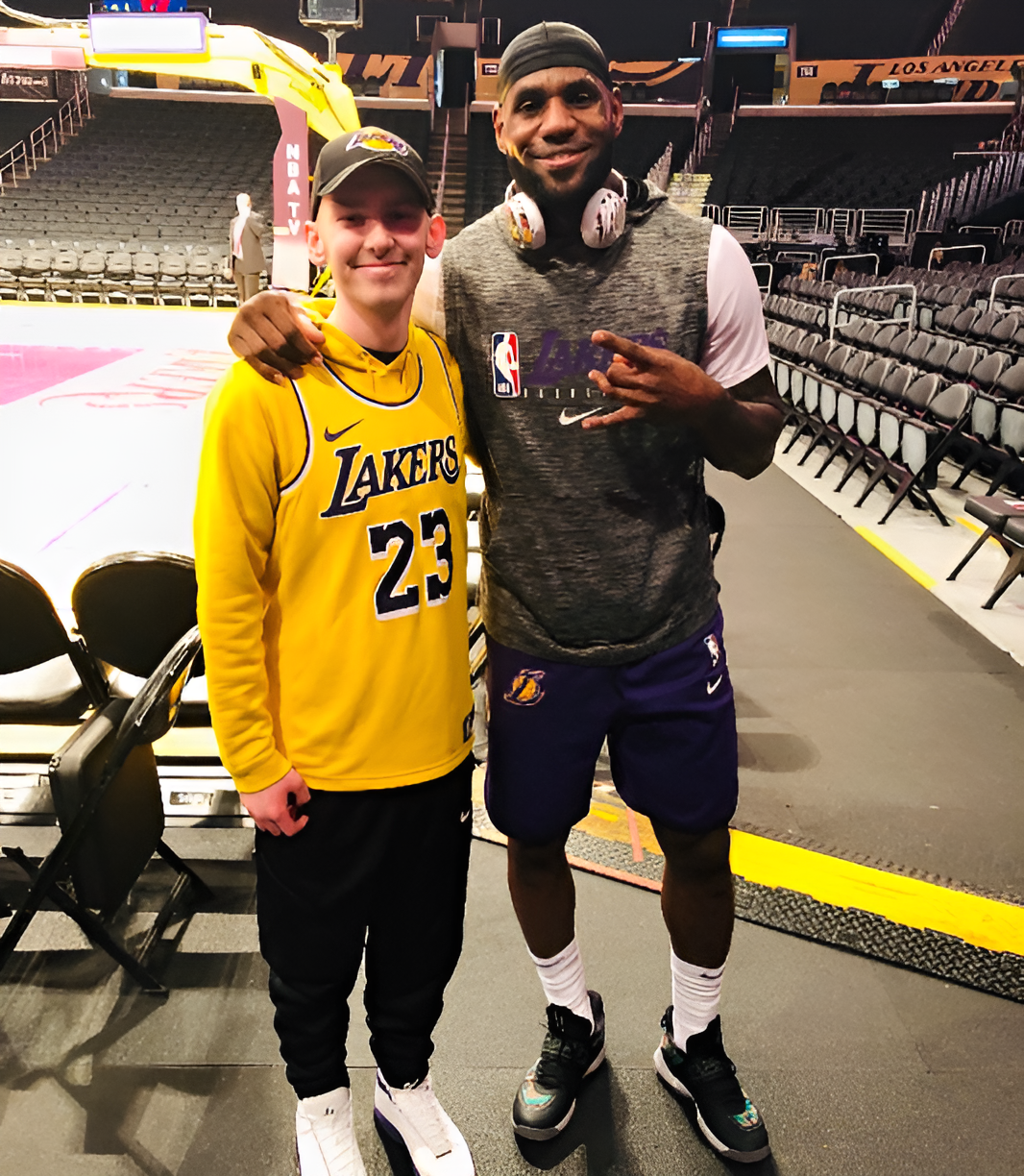 likhoa nba star lebron james is not only talented but also kind when taking pictures with fans 655775aca8478 Nba Star Lebron James Is Not Only Talented But Also Kind When Taking Pictures With Fans