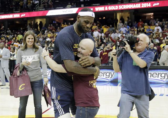 likhoa nba star lebron james is not only talented but also kind when taking pictures with fans 655775b0aaa64 Nba Star Lebron James Is Not Only Talented But Also Kind When Taking Pictures With Fans