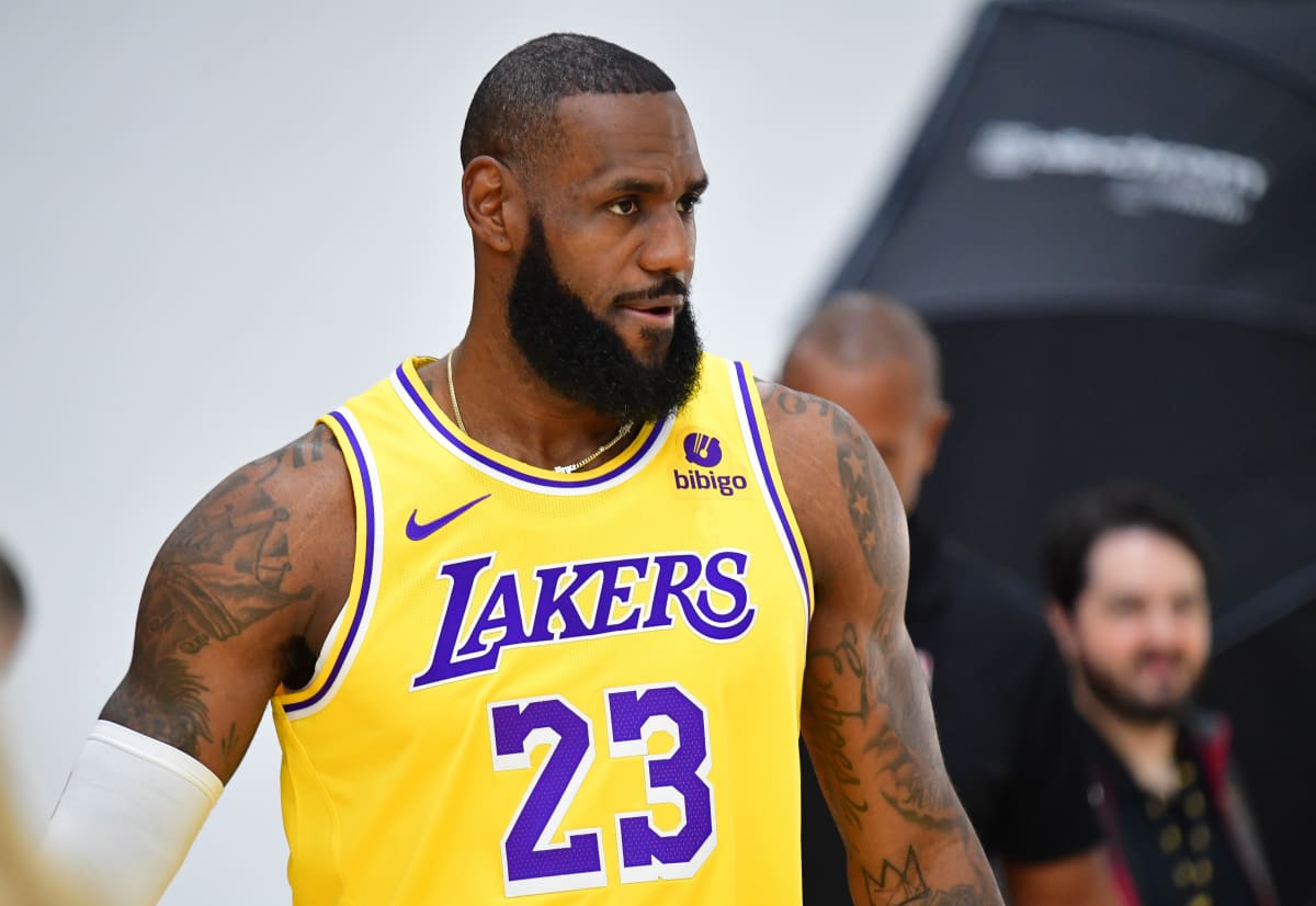 likhoa nba star lebron james is not only talented but also kind when taking pictures with fans 655775b43a5a8 Nba Star Lebron James Is Not Only Talented But Also Kind When Taking Pictures With Fans