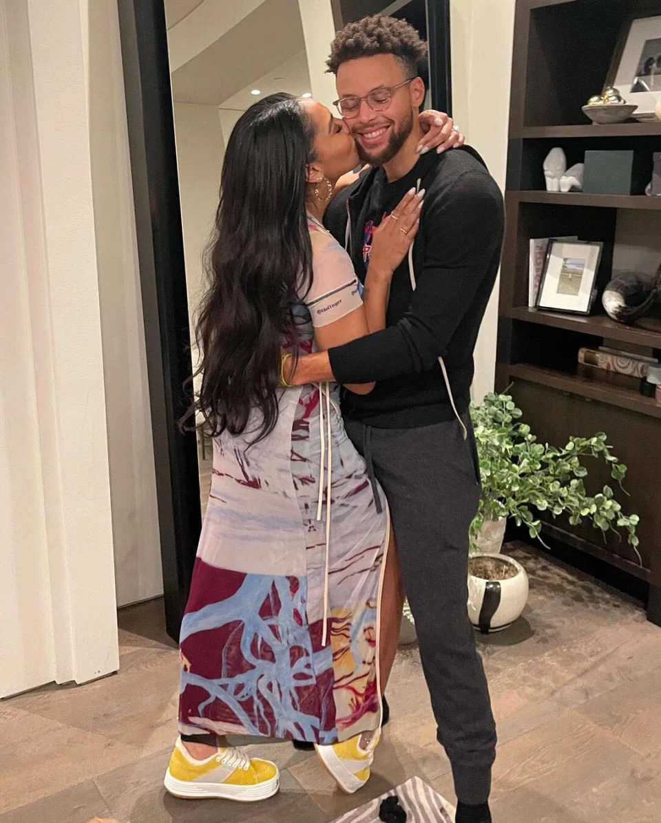 likhoa nba star stephen curry reveals for the first time the sweet reasons why he spent years persistently pursuing his wife ayesha disa curry 65644f5b646e5 Nba Star Stephen Curry Reveals For The First Time The Sweet Reasons Why He Spent 20 Years Persistently Pursuing His Wife Ayesha Disa Curry