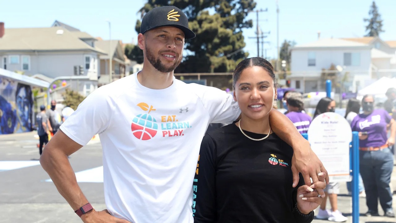 likhoa nba star stephen curry reveals for the first time the sweet reasons why he spent years persistently pursuing his wife ayesha disa curry 65644f5ec73e4 Nba Star Stephen Curry Reveals For The First Time The Sweet Reasons Why He Spent 20 Years Persistently Pursuing His Wife Ayesha Disa Curry