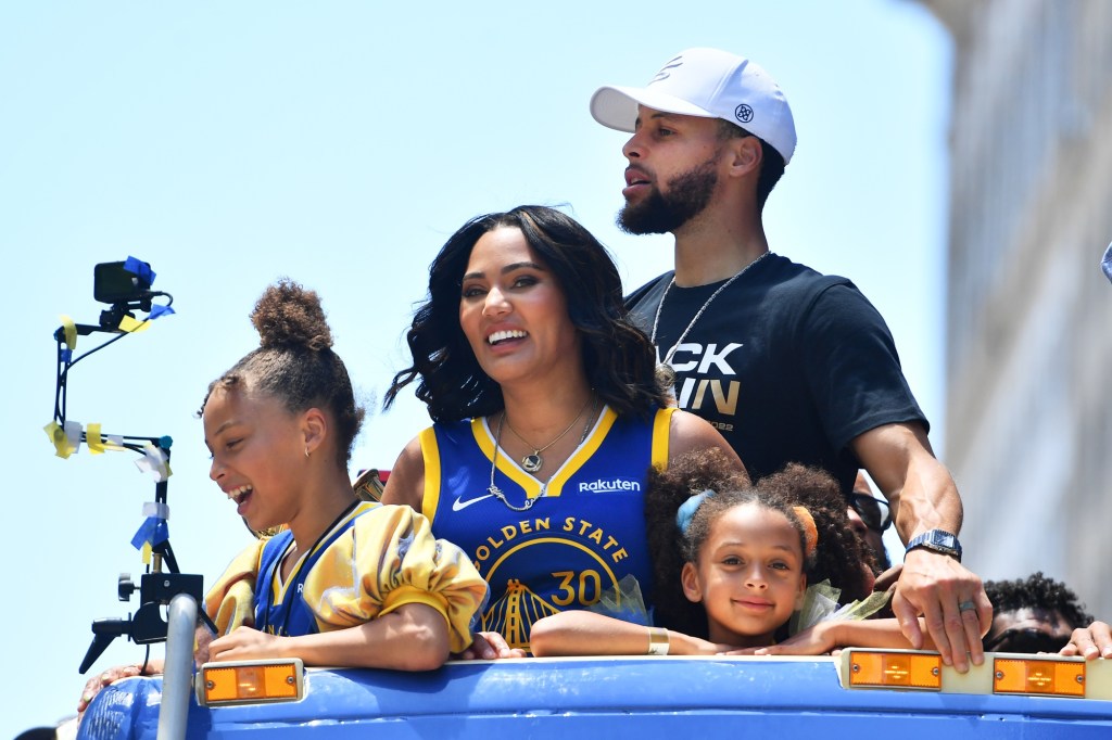 likhoa stephen curry and ayesha party hard at warriors championship parade in san francisco 654e28e61375a Stephen Curry And Ayesha Party Hard At Warriors Championship Parade In San Francisco