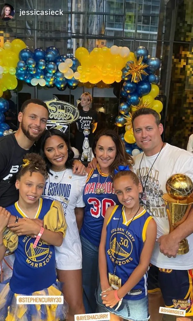 likhoa stephen curry and ayesha party hard at warriors championship parade in san francisco 654e28ea38caf Stephen Curry And Ayesha Party Hard At Warriors Championship Parade In San Francisco