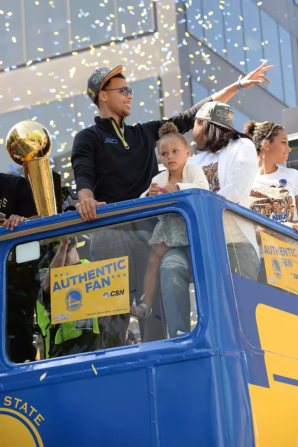 likhoa stephen curry and ayesha party hard at warriors championship parade in san francisco 654e28ef6f15d Stephen Curry And Ayesha Party Hard At Warriors Championship Parade In San Francisco