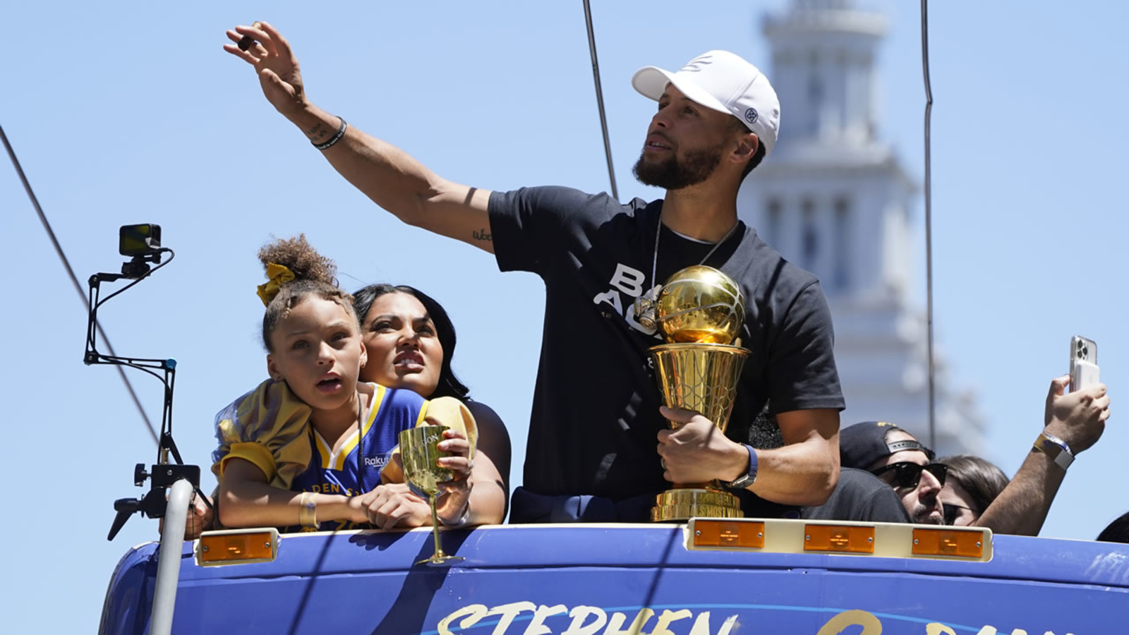 likhoa stephen curry and ayesha party hard at warriors championship parade in san francisco 654e28f1693fa Stephen Curry And Ayesha Party Hard At Warriors Championship Parade In San Francisco