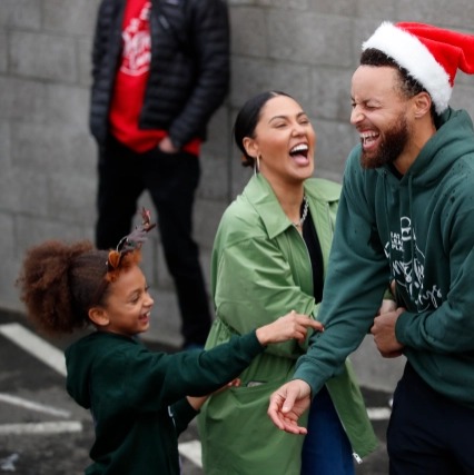 likhoa stephen curry s family readies for the christmas season right after halloween 65477aa688658 Stephen Curry's Family Readies For The Christmas Season Right After Halloween