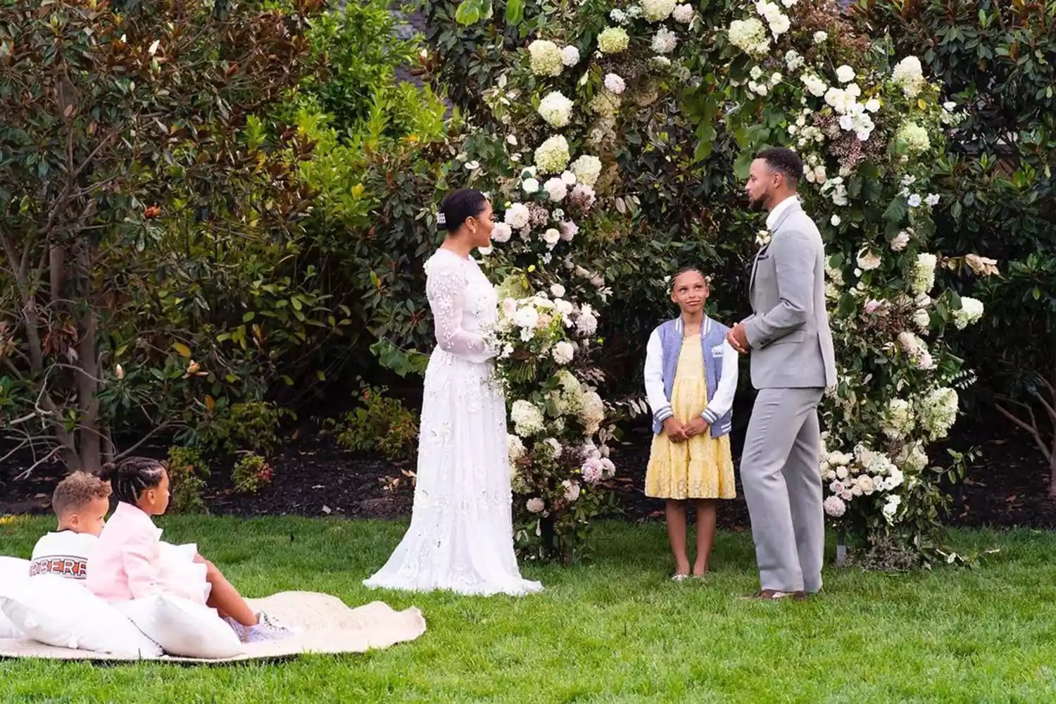 likhoa stephen curry surprised everyone when he organized a memorable th wedding anniversary for his wife ayesha curry 6548fc6c1a553 Stephen Curry Surprised Everyone When He Organized A Memorable 10th Wedding Anniversary For His Wife Ayesha Curry.