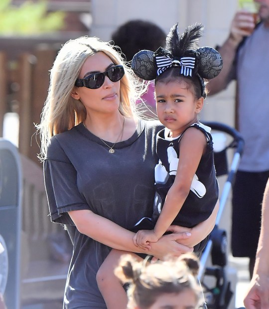 likhoa the camera accidentally captured the moment kim kardashian took two adorable children north and saint west go to disneyland park 6541d35bc2810 The Camera Accidentally Captured The Moment Kim Kardashian Took Two Adorable Children: North And Saint West Go To Disneyland Park
