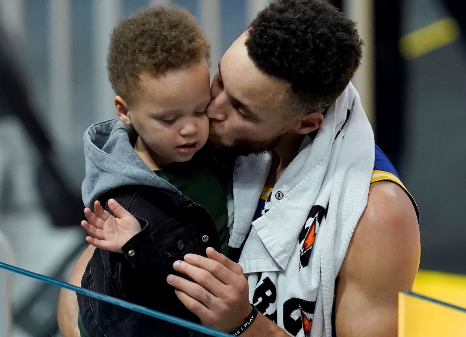 likhoa watch stephen curry s son canon fanboy over klay thompson in adorable video 65506c13c87ac Watch Stephen Curry's Son Canon, 4, Fanboy Over Klay Thompson In Adorable Video