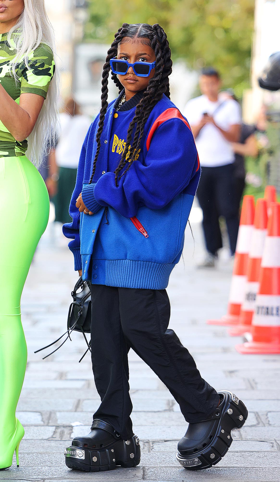 Kanye West And North West Surprised Kim Kardashian When They Presented The Winter 2023 Streetwear Collection Designed By Them Together. 223 bao kanye west and north west surprised kim kardashian when they presented the winter streetwear collection designed by them together 656b575e0e01d Kanye West And North West Surprised Kim Kardashian When They Presented The Winter 2023 Streetwear Collection Designed By Them Together.