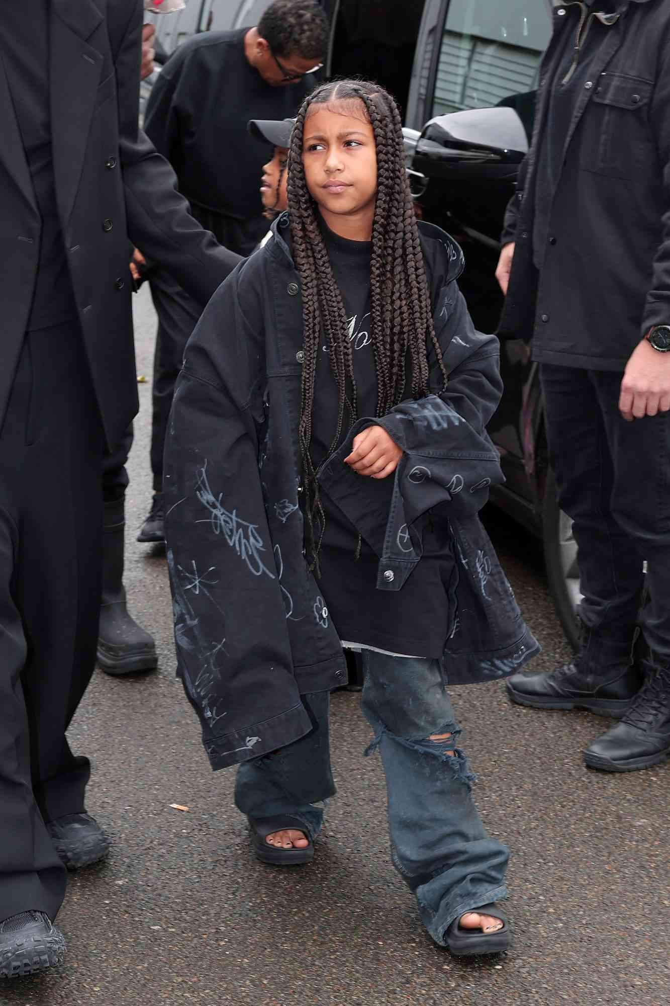 Kanye West And North West Surprised Kim Kardashian When They Presented The Winter 2023 Streetwear Collection Designed By Them Together. 226 bao kanye west and north west surprised kim kardashian when they presented the winter streetwear collection designed by them together 656b575f0596b Kanye West And North West Surprised Kim Kardashian When They Presented The Winter 2023 Streetwear Collection Designed By Them Together.