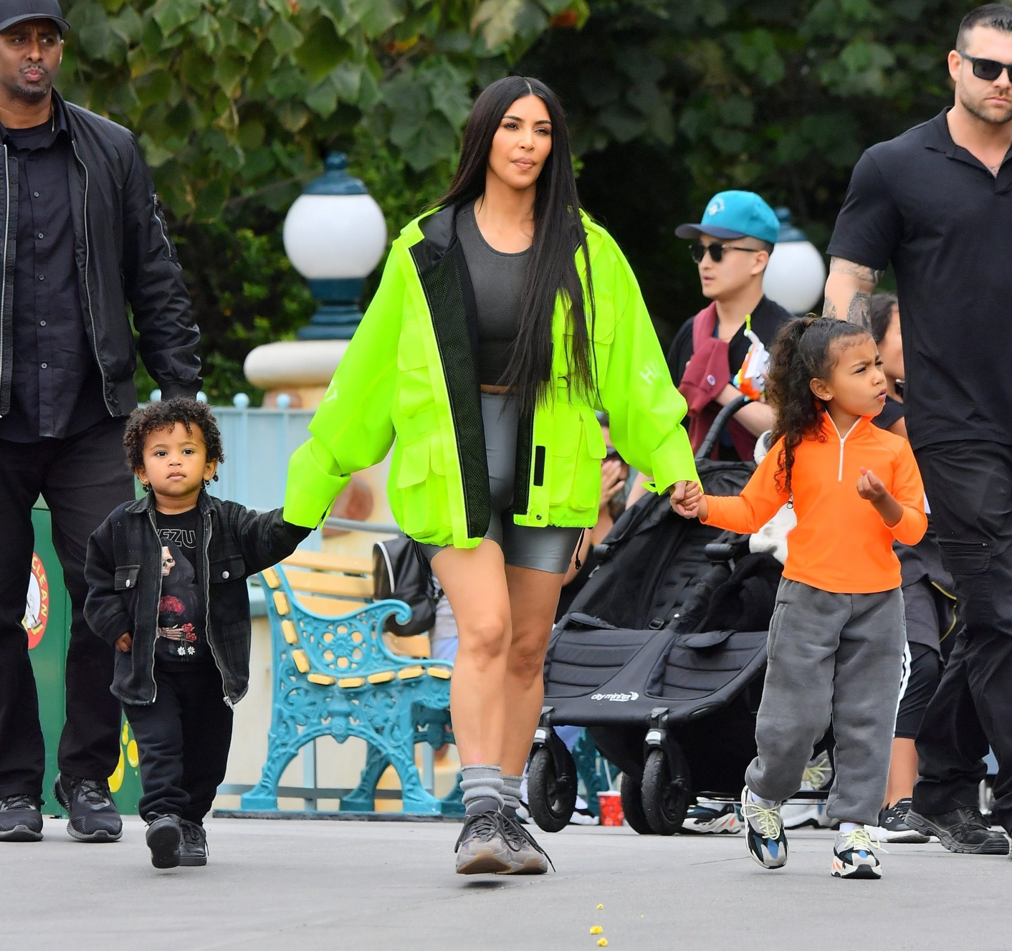 likhoa kim kardashian and her younger sister kourtney stood out in front of the camera when they took their kids to disneyland to enjoy the year end weather 65698ae5547e6 Kim Kardashian And Her Younger Sister Kourtney Stood Out In Front Of The Camera When They Took Their Kids To Disneyland To Enjoy The Year-end Weather.