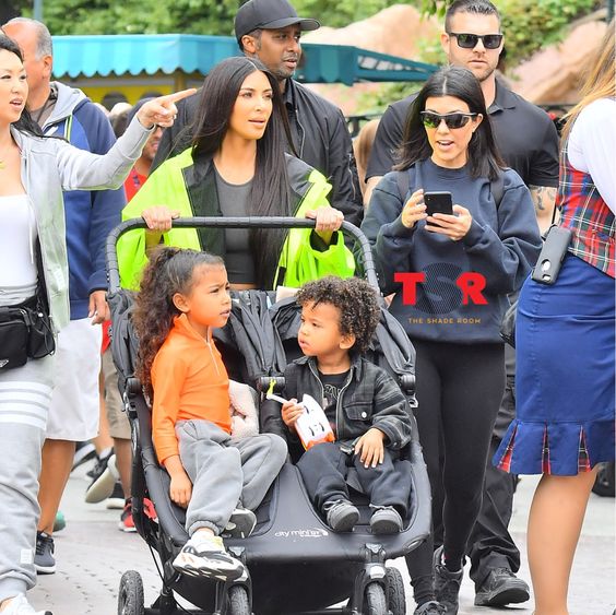 likhoa kim kardashian and her younger sister kourtney stood out in front of the camera when they took their kids to disneyland to enjoy the year end weather 65698ae860ece Kim Kardashian And Her Younger Sister Kourtney Stood Out In Front Of The Camera When They Took Their Kids To Disneyland To Enjoy The Year-end Weather.